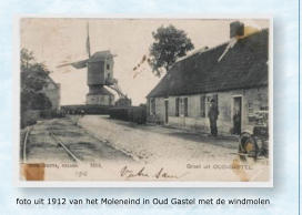 foto uit 1912 van het Moleneind in Oud Gastel met de windmolen